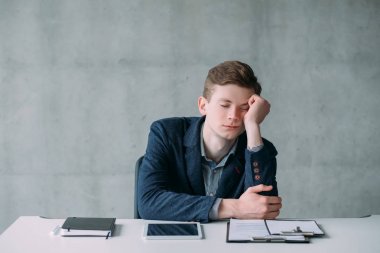 ofis rutin adam uyku sıkılmış hiçbir iş görevi