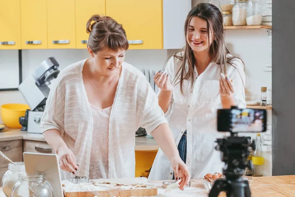 Familj matlagning blogg kvinnor deg videokamera — Stockfoto