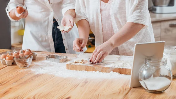Galletas de las mujeres cortador de galletas masa hornear en casa —  Fotos de Stock