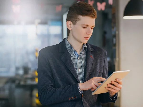 Coaching de negocios moderno espacio de trabajo joven gerente —  Fotos de Stock