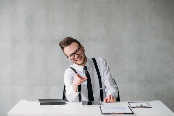 Colega de cultura corporativa burlándose riendo —  Fotos de Stock