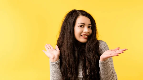 Inocente engraçado bonito indiferente menina emocional — Fotografia de Stock