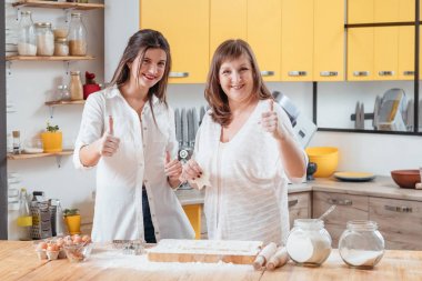 Zevkli hamur işleri pişiren kadınlar hobilerini tamamlıyorlar.