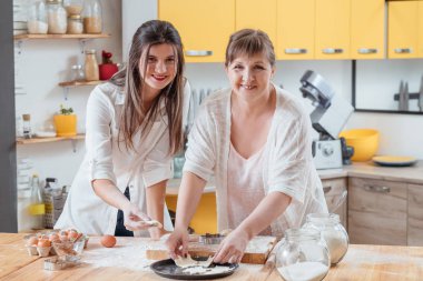 anne kızı pişirme bisküvi kurabiye tava yapma