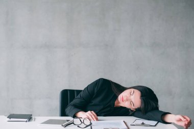kadın multitasking işkolik iş kadını