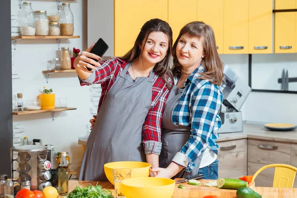 Hem familj fritid matlagning kul hjälp — Stockfoto