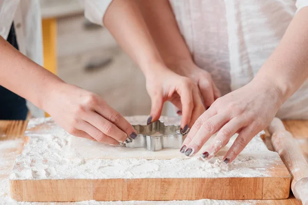 Женщины пекут печенье резчика тесто курсы — стоковое фото