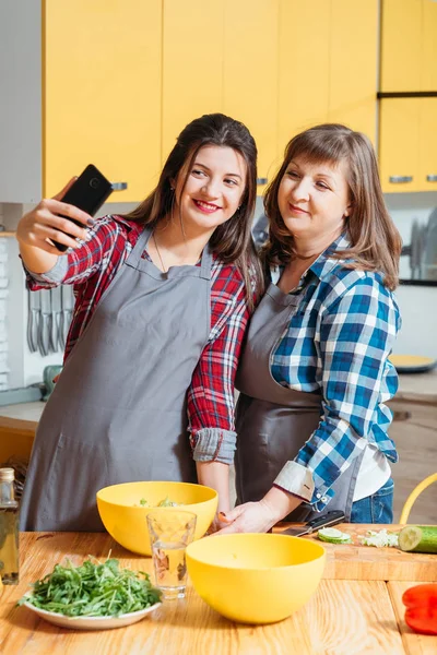 Hem familj fritid kulinarisk hobby hälsosam mat — Stockfoto