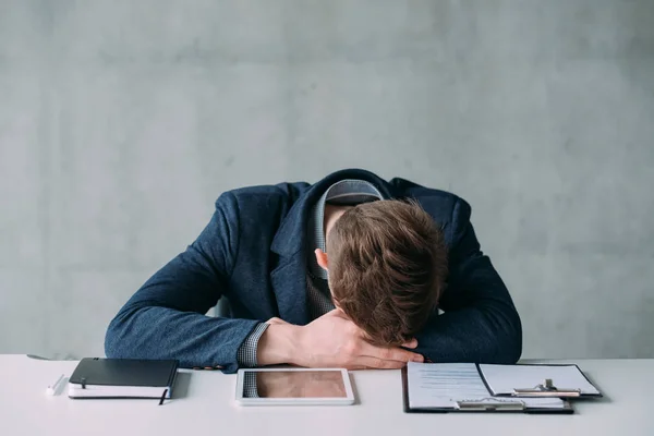 Офісна рутина втомлений молодий менеджер спить робота — стокове фото