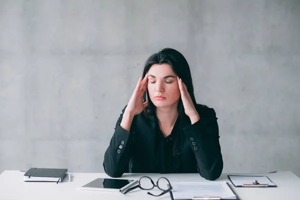 Стресовий корпоративний спосіб життя втомлена ділова жінка — стокове фото