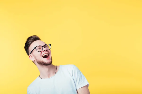 Jeune homme excité bouche ouverte wow libération — Photo