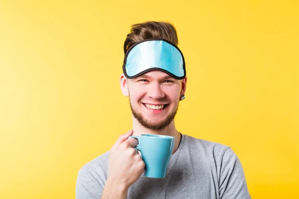 Lachende man Cup drankje drank slaap masker — Stockfoto
