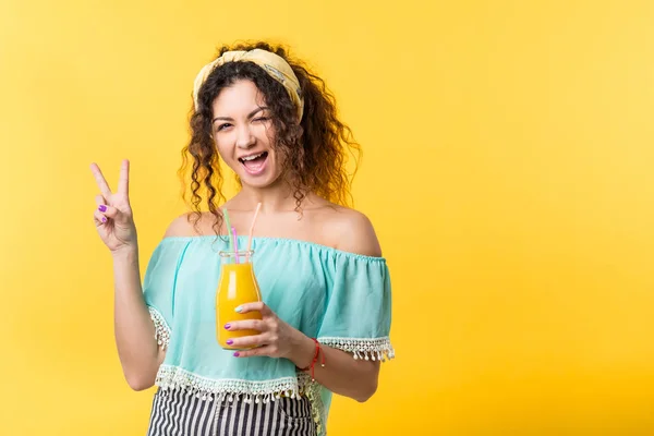 Lycklig kvinna färsk smoothie hälsosam ekologisk detox — Stockfoto