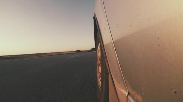 Viaje por carretera coche movimiento carretera puesta del sol campo — Vídeo de stock