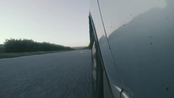 Coche de conducción segura carretera en movimiento campo — Vídeos de Stock