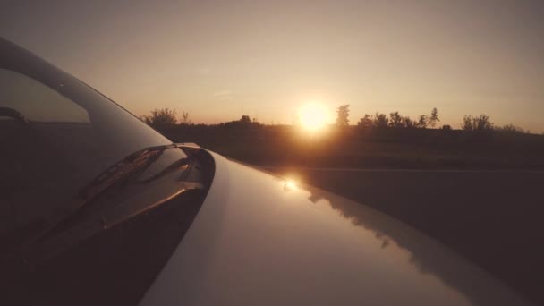 Eco φιλικό όχημα ηλιοβασίλεμα ταξίδι δρόμος του αυτοκινήτου — Αρχείο Βίντεο