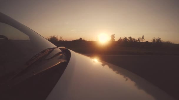 Eco vriendelijke voertuig Sunset Journey autosnelweg — Stockvideo