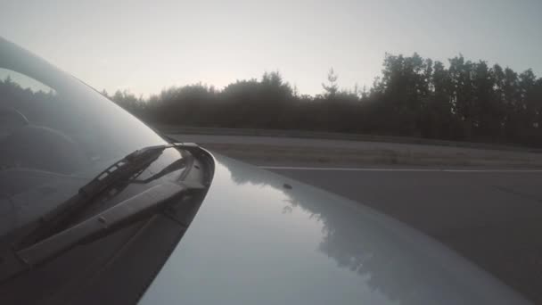 Environmentally friendly vehicle sunset skyline — Stock Video