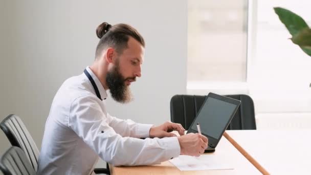 Fiatal tehetséges szabadúszó elfoglalt coworking tér — Stock videók