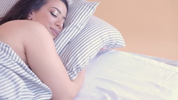 Mujer feliz dulce sueños resto acogedor hogar cama — Vídeos de Stock