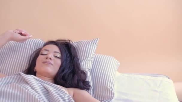 Emelkedik ragyog boldog nő felébred hangulatos ágy otthon — Stock videók