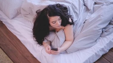 sabah alışkanlıkları düşünceli kadın akıllı telefon yatak