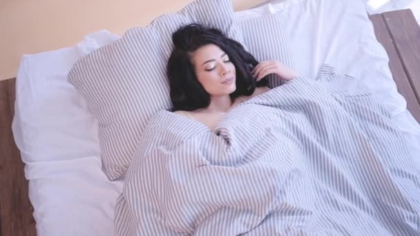 Bom dia mulher feliz acordar cama aconchegante casa — Vídeo de Stock
