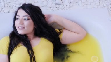 vücut pozitif kavram kıvrımlı kadın portakal banyosu
