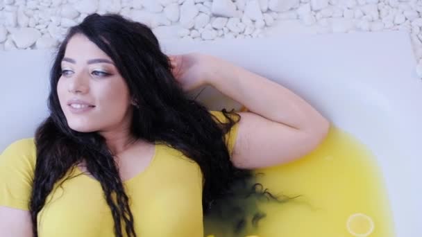 Lichaam positieve concept Curvy vrouw oranje bad — Stockvideo
