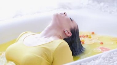 güzellik bakımı sağlık kıvrımlı kadın portakal banyosu