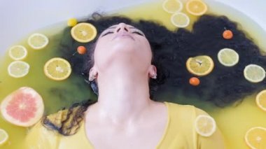 saç cilt organik meyve tedavisi kıvrımlı kadın banyo
