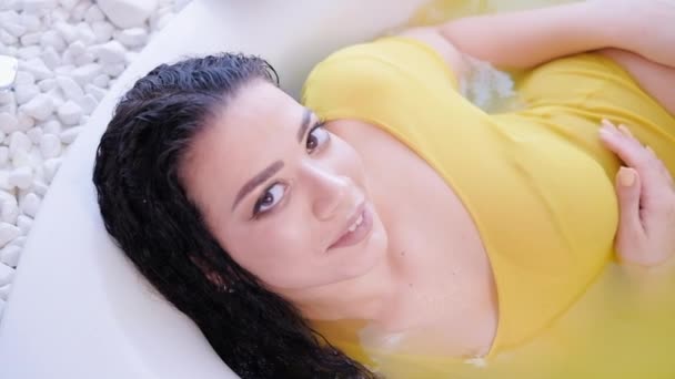 Home terapia termale cura auto amore curvy donna bagno — Video Stock