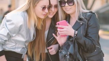 sosyal medya bağımlılığı kız anılar paylaşımı