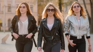 güçlü kadın yaşam tarzı kendine güvenen bayanlar yürüyüş