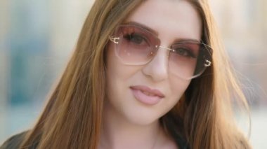 Gülümseyen güzel esmer kadın