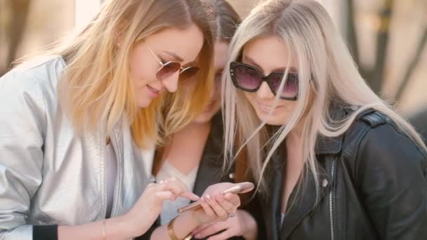 Mujeres modernas estilo de vida amigos smartphone — Vídeo de stock