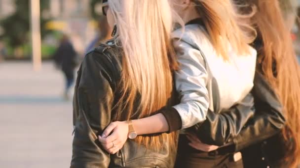 Vrouwen vriendschap gelukkig besties wandelen stad straat — Stockvideo