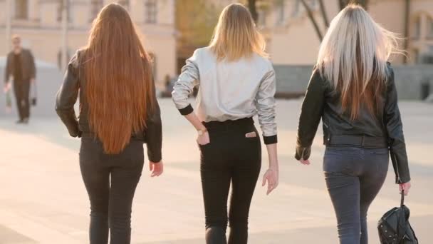 Mujeres amigos equipo confidente señoras caminando calle — Vídeos de Stock