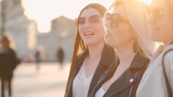 Ragazze città passeggiata divertente conversazione amici tempo — Video Stock