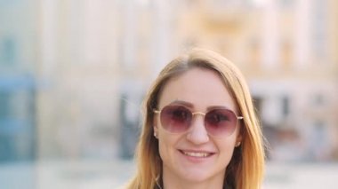 mutlu genç sarışın bayan güzel bir gün zevk