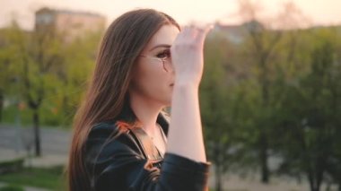 muhteşem esmer bayan yalnız günbatımı yürüyüş