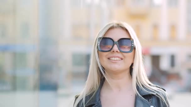 Aufgeregt junge blonde Dame Sonnenbrille — Stockvideo