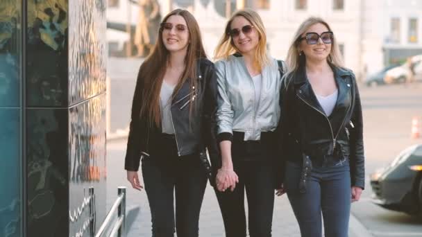 Женщины дружба радостные дамы в центре города ходить — стоковое видео