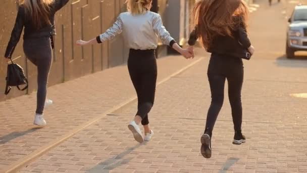 Alegre hembra amigos feliz niñas corriendo calle — Vídeo de stock