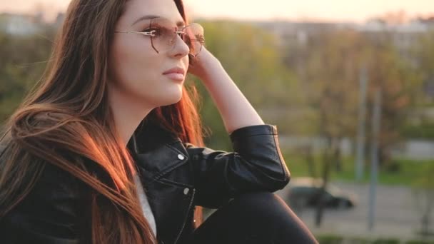 romantique ambiance brunette dame profiter du coucher de soleil parc 