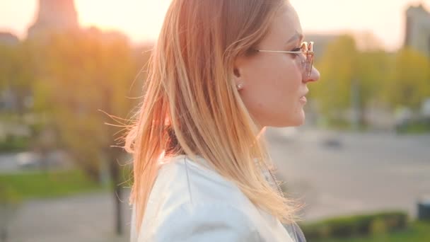 Vie urbaine dame blonde profiter du coucher du soleil parc de la ville — Video