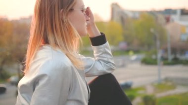 gün batımızevk güzel akşam sarışın bayan