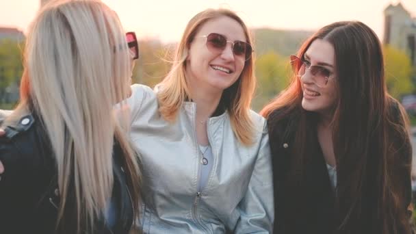 Vrouwen vriendschap meisjes opknoping out stad park — Stockvideo