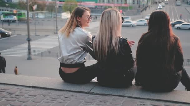 Реальная поддержка дружбы дамы вид на город — стоковое видео