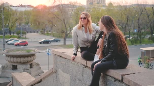 Best friends meeting urban streets sunset — Stock Video
